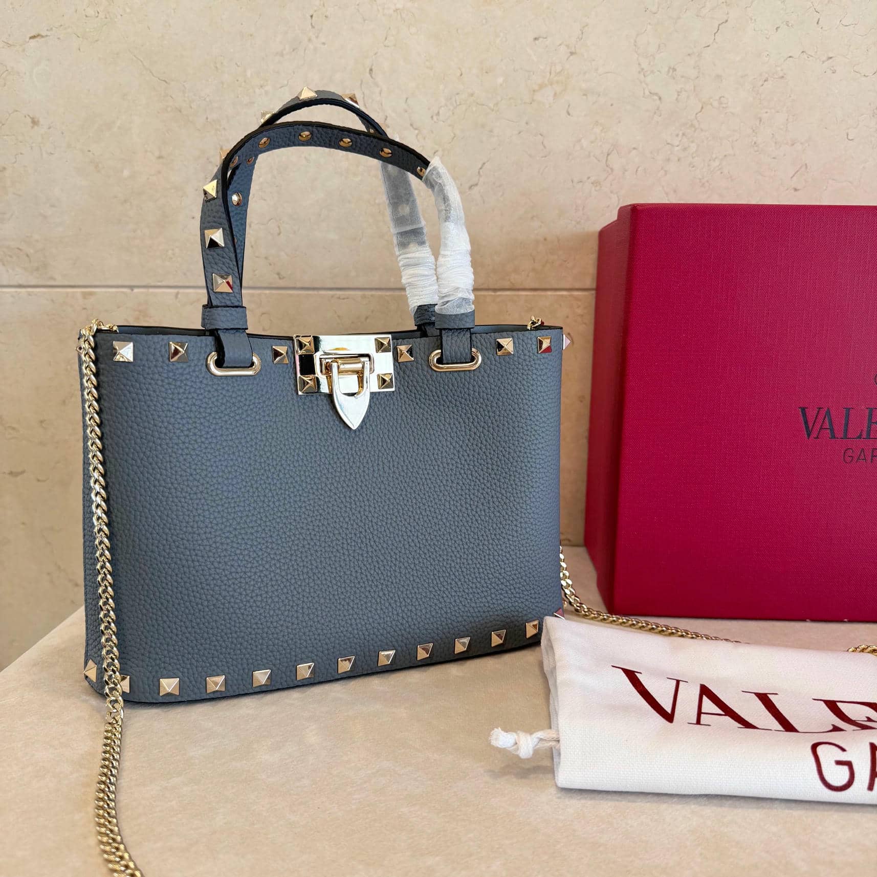 012-Tote Garavani Rockstud